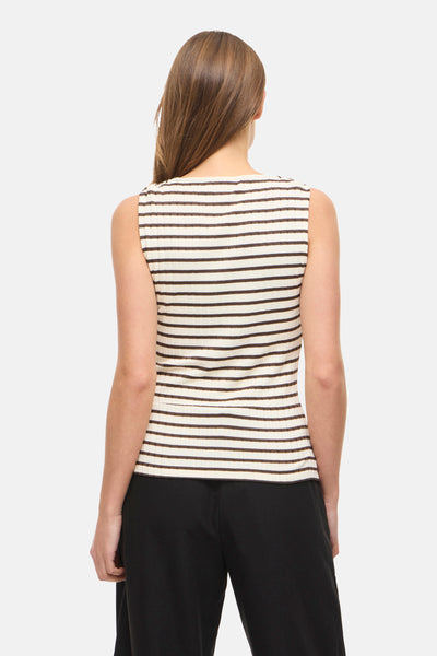 Top à rayures écrues et marron de VILA, sans manches, texture côtelée, vue de dos sur mannequin.