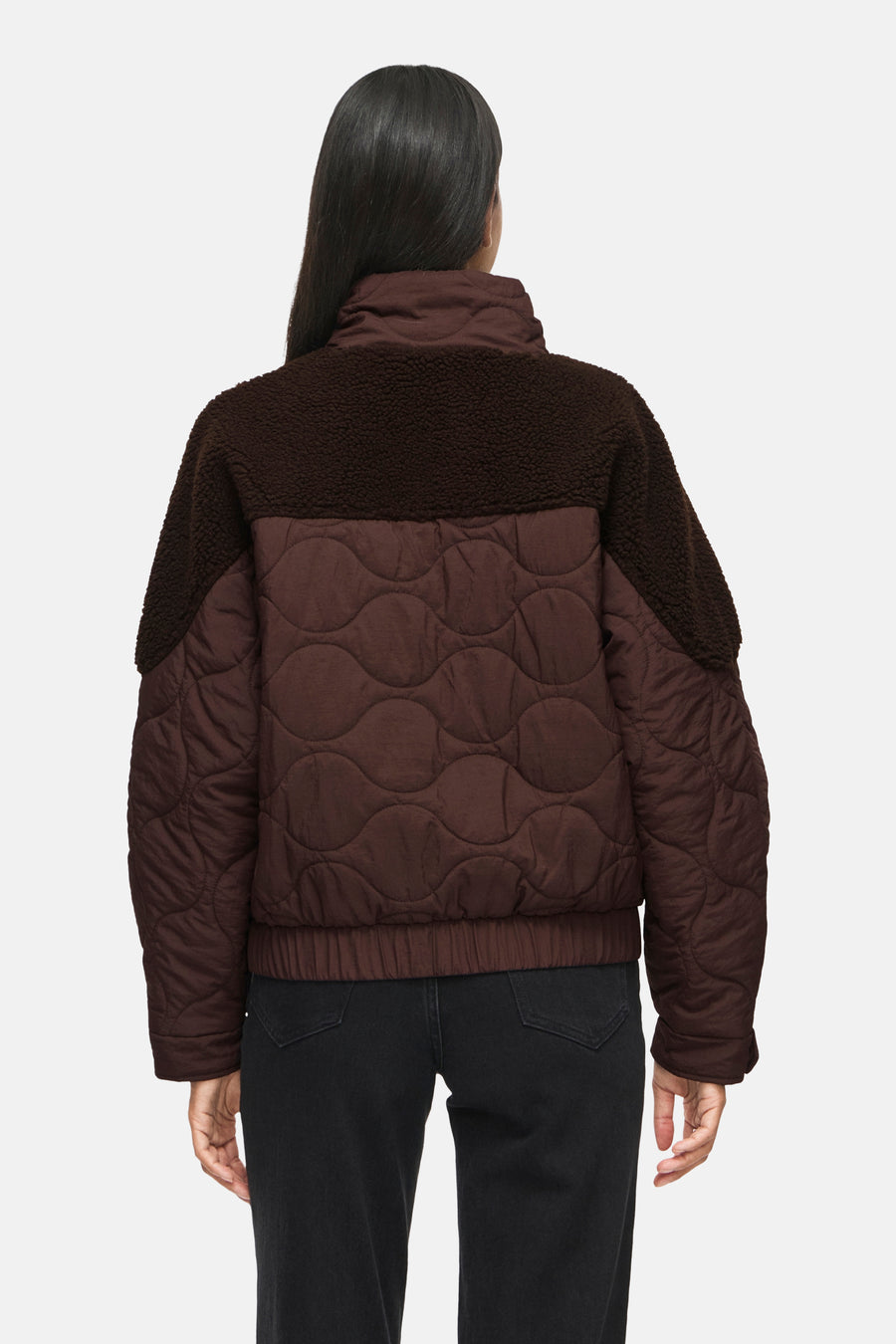 Veste courte marron matelassée par VILA®, dos avec panneau en fausse fourrure, vue arrière sur modèle portant jean noir