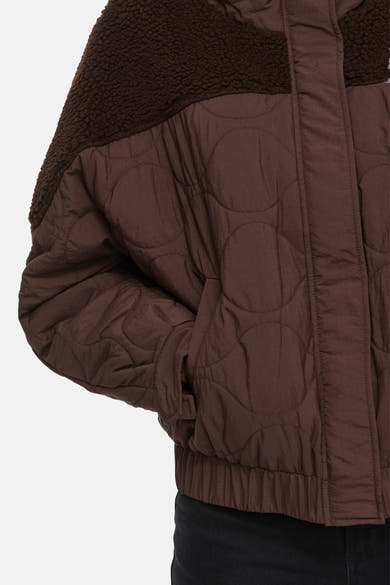 Veste courte marron matelassée par VILA® avec col en fausse fourrure douce, vue de profil