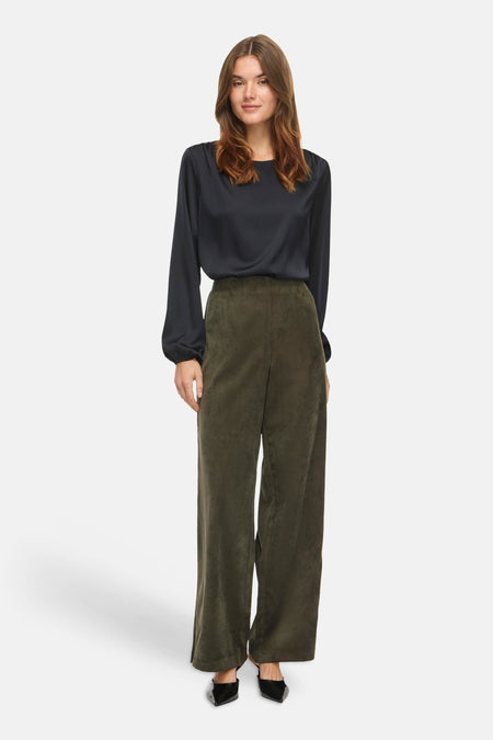 Olive green wide-leg velvet pants by VILA, front view, paired with black blouse and pointed-toe shoes