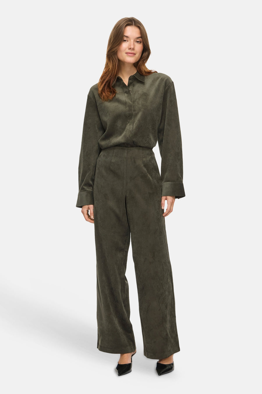 Chemisier vert à manches longues et col chemise VILA®, porté par un mannequin.