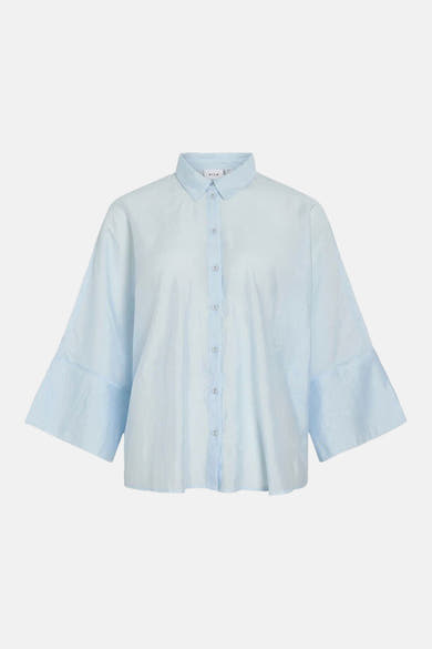Robe bleu clair de VILA, avec une coupe ample et des manches trois-quarts évasées.