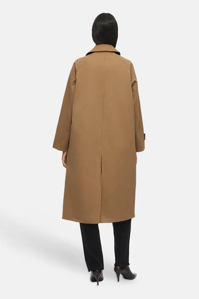 Vue arrière d’un trench brun VILA® porté par un mannequin.