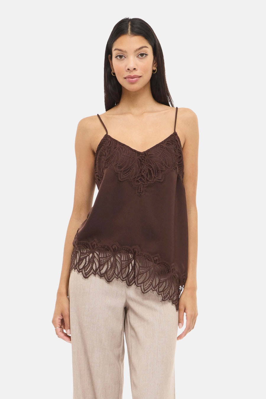 Top à fines bretelles brun de VILA®, orné de dentelle florale au col et à l'ourlet.