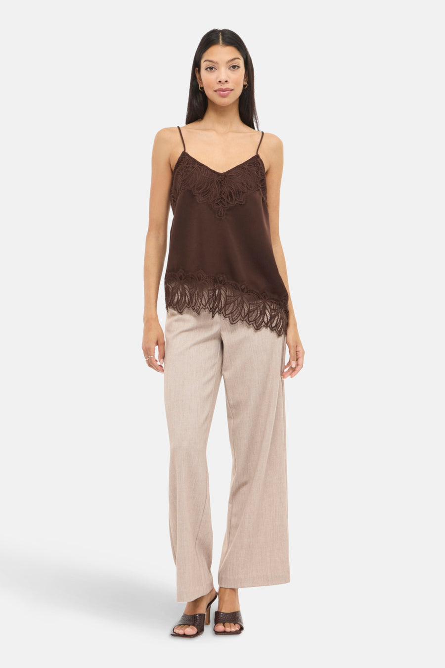 Top à fines bretelles marron de VILA, orné de dentelle florale et porté avec un pantalon beige.