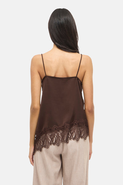 Top à fines bretelles marron de VILA®, orné de dentelle, porté avec un pantalon beige.
