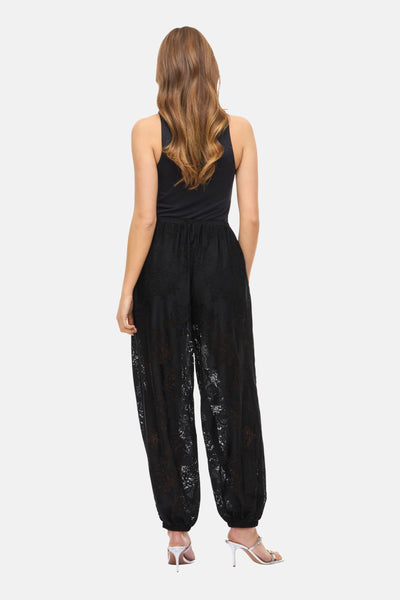 Zwarte kanten broek, van Vila, gedragen met een zwart hemdje, van achteren gezien.