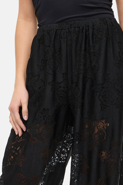 Pantalon noir en dentelle by VILA®, avec une taille élastique et un motif floral complexe.