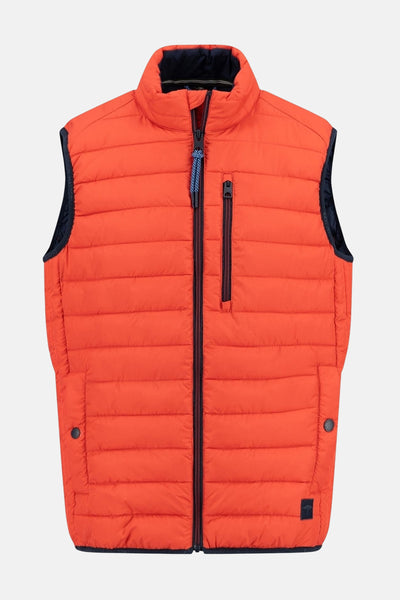 Rood mouwloos vest van FYNCH-HATTON, gewatteerd met opstaande kraag en ritssluiting middenvoor.
