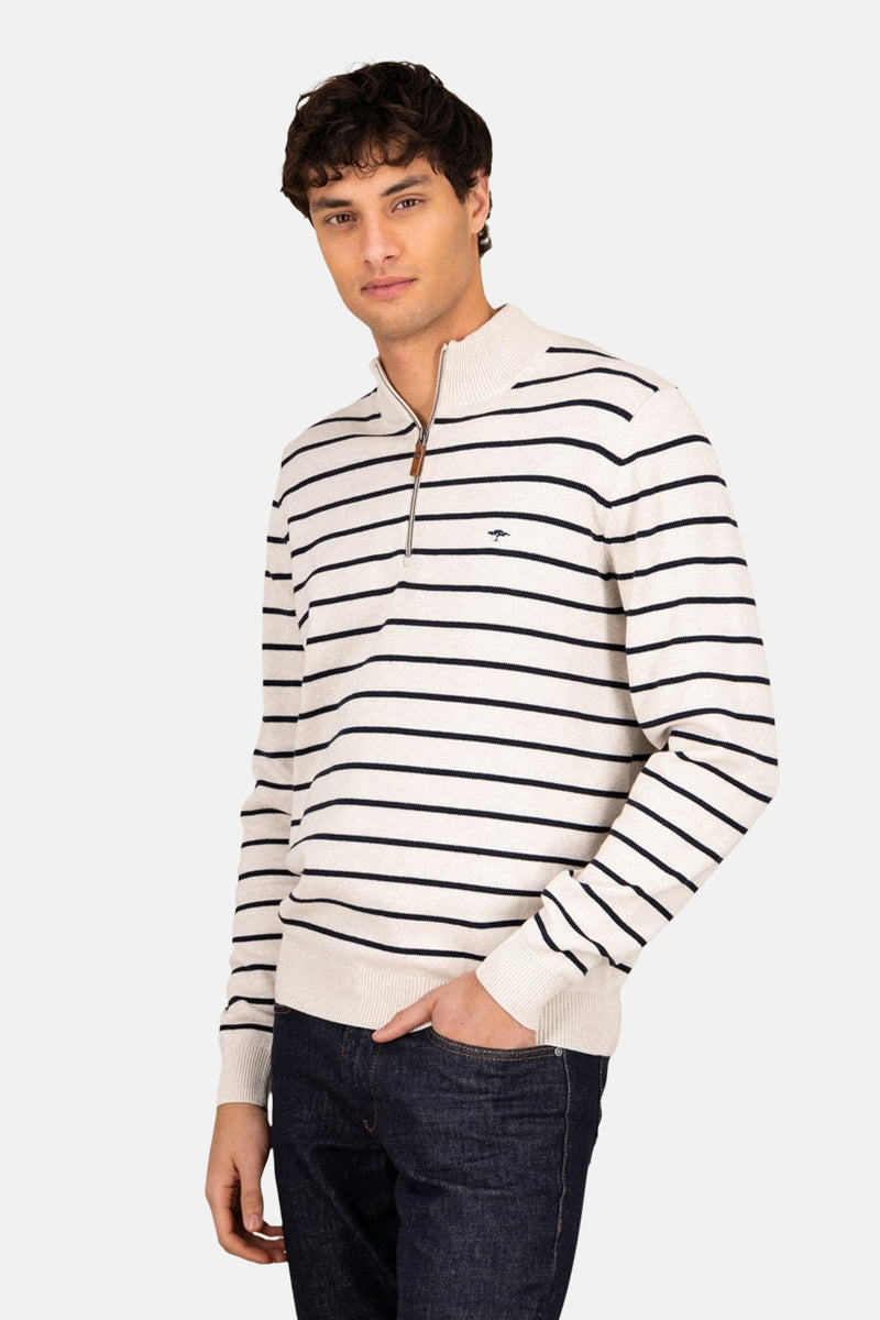 Pull col roulé écru par FYNCH-HATTON, à rayures marine, porté avec un jean foncé.