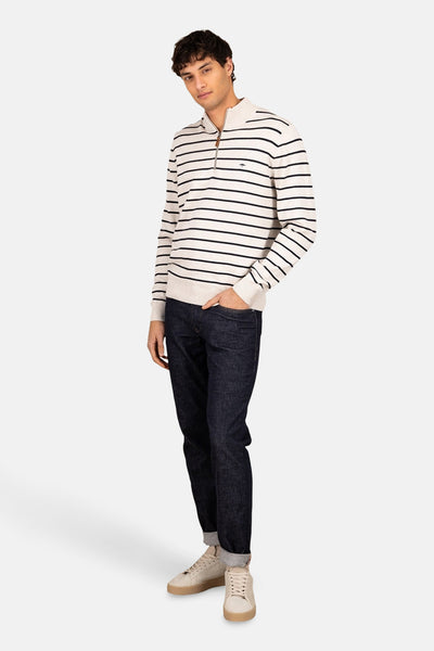 Pull col roulé écru de FYNCH-HATTON à rayures marine, porté avec un jean brut retroussé.