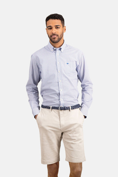 Chemise à manches longues rouge de FYNCH-HATTON, avec un motif imprimé, portée avec un short beige et une ceinture tressée.