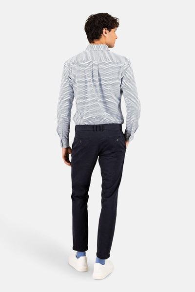 Chemise à manches longues bleue de FYNCH-HATTON, motif imprimé porté avec un pantalon chino et des chaussures blanches, vue de dos.