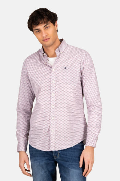 Chemise à manches longues rouge de FYNCH-HATTON, avec motif géométrique et porté avec un jean bleu.
