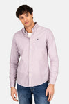 Chemise à manches longues rouge de FYNCH-HATTON, avec motif géométrique et porté avec un jean bleu.
