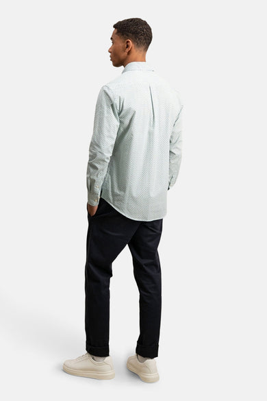 Chemise à manches longues verte de FYNCH-HATTON, avec un motif imprimé et portée avec un pantalon noir.
