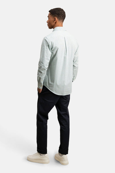 Chemise à manches longues verte de FYNCH-HATTON, avec un motif imprimé et portée avec un pantalon noir.
