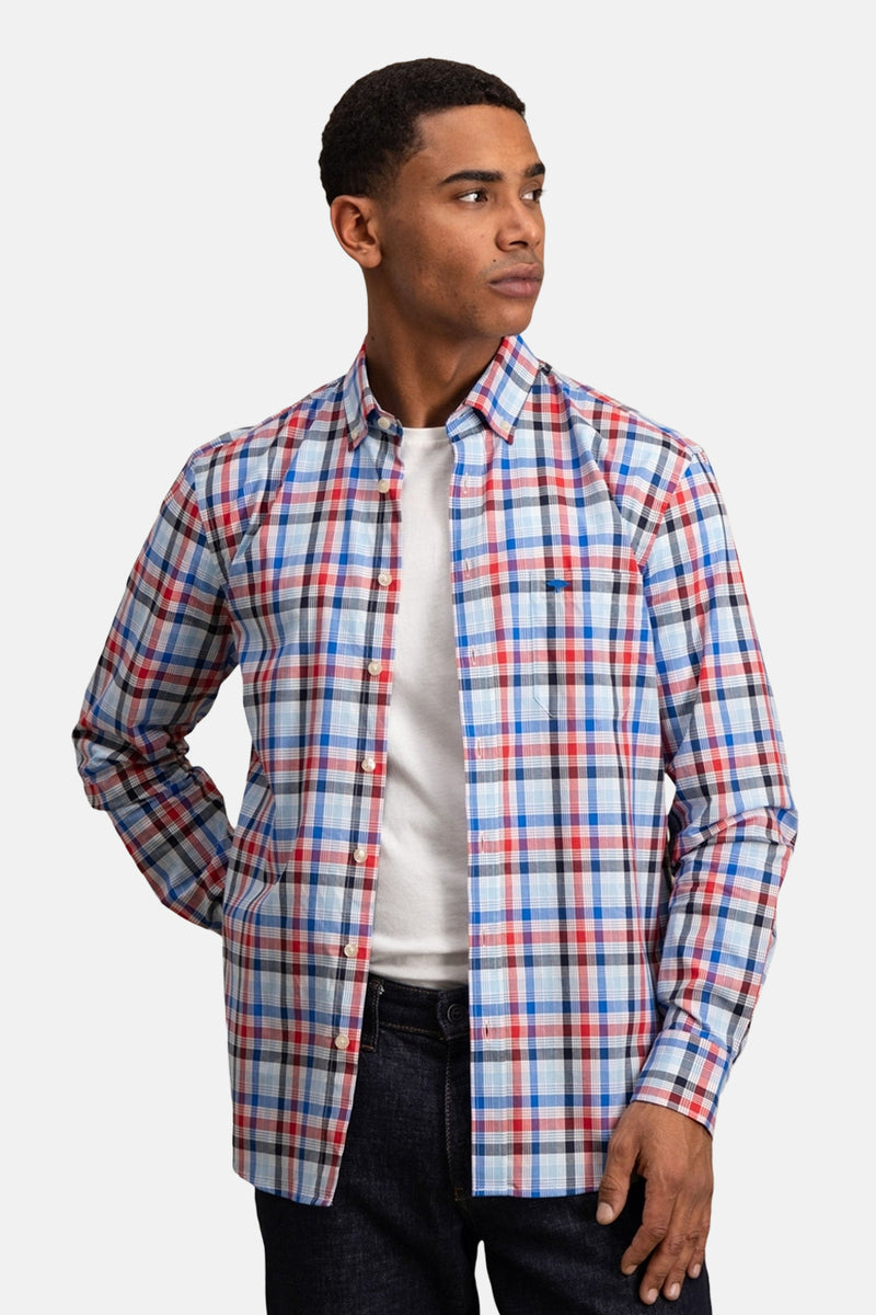 Chemise à manches longues multicolore de FYNCH-HATTON, à carreaux rouges, bleus et noirs, portée ouverte sur un t-shirt blanc.