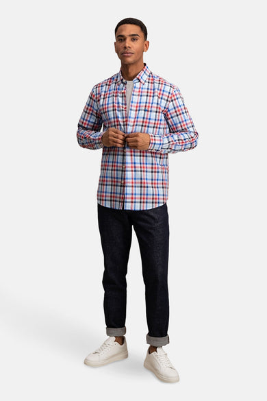 Chemise à manches longues multicolore de FYNCH-HATTON avec motif à carreaux, portée avec un jean bleu foncé et des baskets blanches.