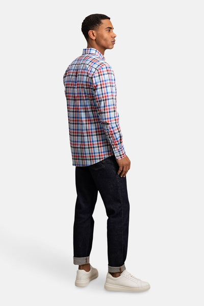 Chemise à manches longues multicolore de FYNCH-HATTON, avec motif à carreaux, portée avec un jean foncé retroussé et des baskets blanches.
