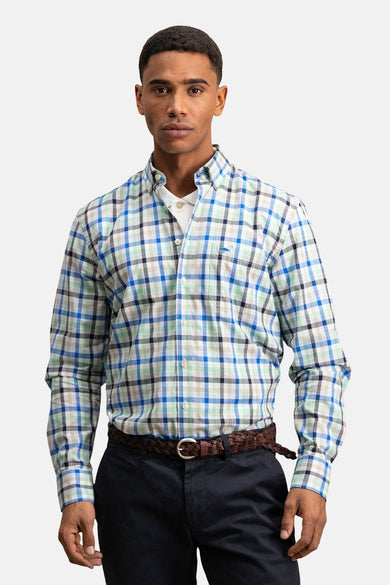 Chemise à manches longues multicolore de FYNCH-HATTON, à carreaux, portée avec un pantalon marine et une ceinture tressée.
