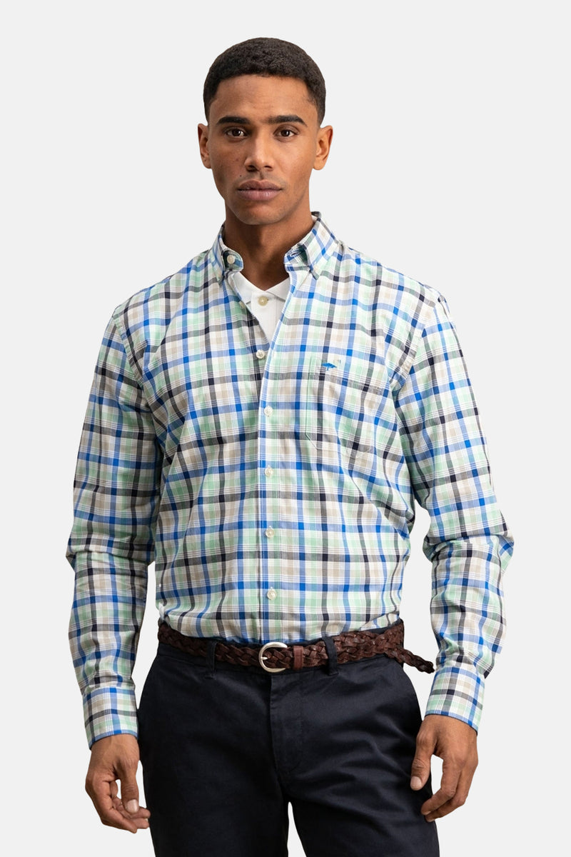 Chemise à manches longues multicolore de FYNCH-HATTON, à carreaux, portée avec un pantalon marine et une ceinture tressée.
