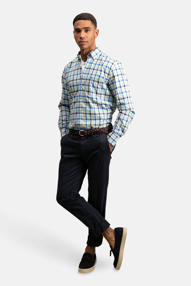 Chemise à manches longues multicolore de FYNCH-HATTON, avec un motif à carreaux et portée avec un pantalon sombre.