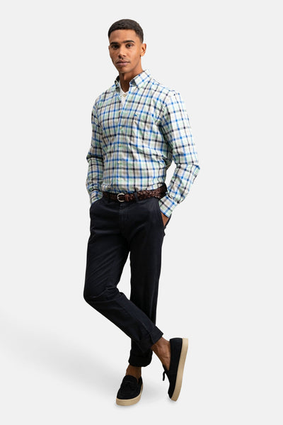 Chemise à manches longues multicolore de FYNCH-HATTON, avec un motif à carreaux et portée avec un pantalon sombre.