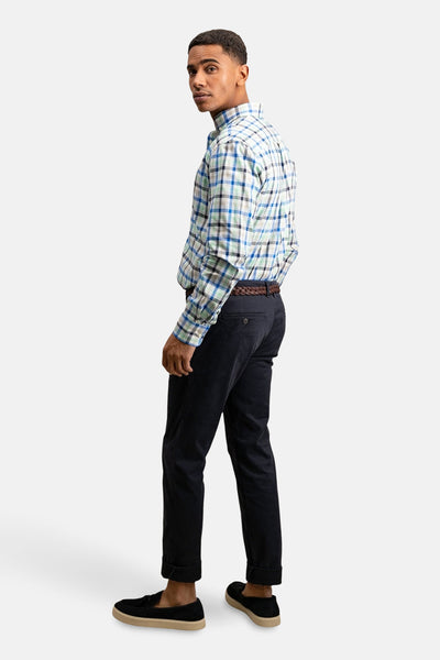 Chemise à manches longues multicolore de FYNCH-HATTON, à carreaux et portée avec un pantalon foncé et des mocassins.