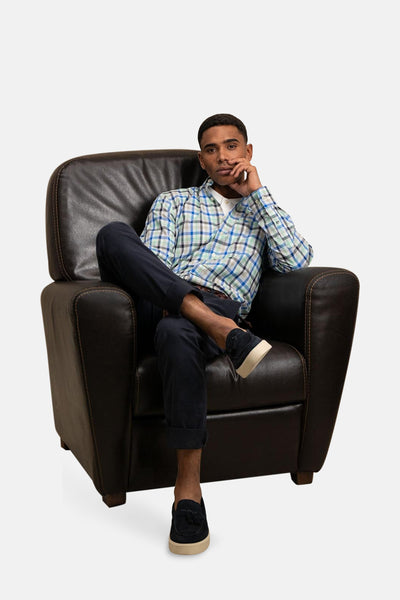 Chemise à manches longues multicolore de FYNCH-HATTON, à carreaux, portée par un homme assis dans un fauteuil.