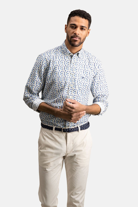 Groene lange mouw chemise van FYNCH-HATTON, met blauwe stippen, gedragen met een beige broek en bruine schoenen.