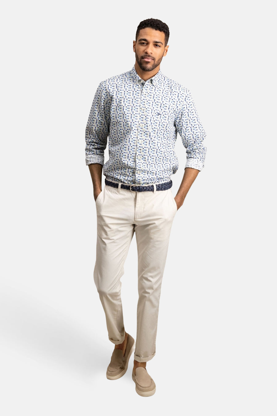 Groene lange mouw chemise van FYNCH-HATTON, met blauwe stippenmotief en beige chino broek.