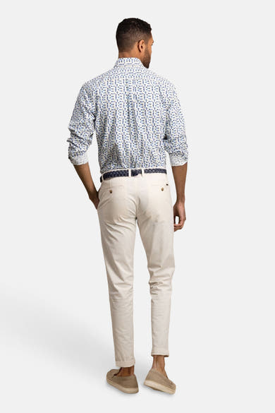 Chemise à manches longues verte de FYNCH-HATTON, avec motif à pois bleus, portée avec un pantalon beige et des chaussures marron.