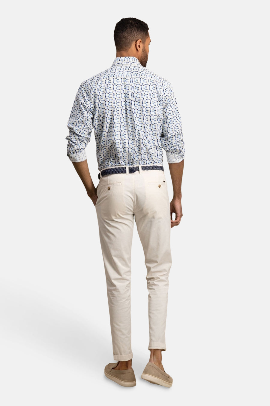 Chemise à manches longues verte de FYNCH-HATTON, avec motif à pois bleus, portée avec un pantalon beige et des chaussures marron.