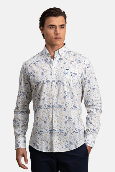 Multikleuren overhemd met lange mouwen van FYNCH-HATTON, delicaat bloemenpatroon, gedragen met een marineblauwe broek.