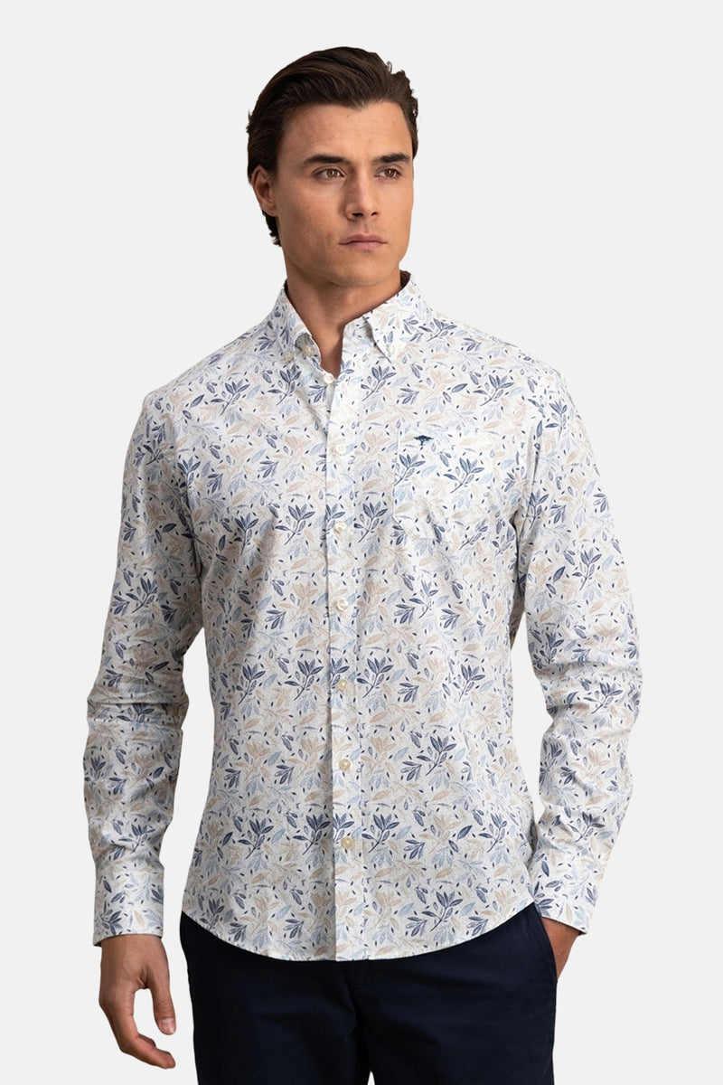 Multikleuren overhemd met lange mouwen van FYNCH-HATTON, delicaat bloemenpatroon, gedragen met een marineblauwe broek.
