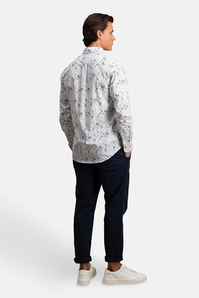 Chemise multicolore à manches longues de FYNCH-HATTON, motif floral délicat, portée avec un pantalon bleu marine.