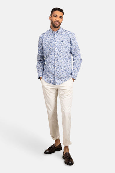 Blauwe lange mouw chemise van FYNCH-HATTON met bloemmotief, gedragen met een beige broek.