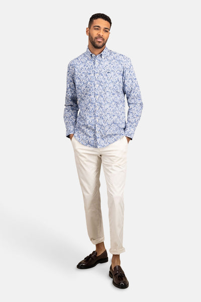 Blauwe lange mouw chemise van FYNCH-HATTON met bloemmotief, gedragen met een beige broek.