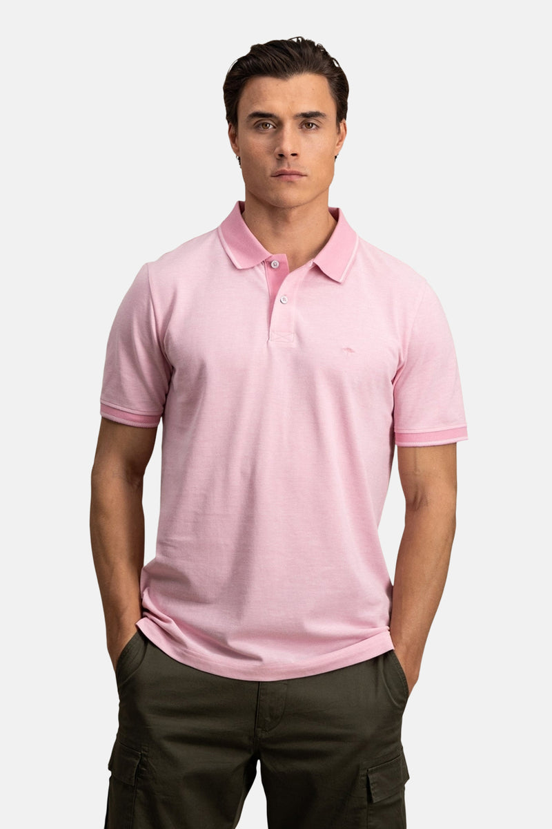 Roze poloshirt met korte mouwen van FYNCH-HATTON, gedragen met een kaki cargoshort en olijfgroene sneakers.