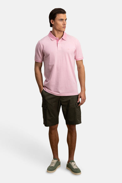 Roze poloshirt met korte mouwen van FYNCH-HATTON, gedragen met een olijfgroene cargoshort en groene sneakers.