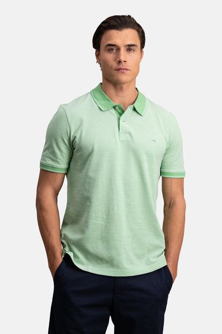 Polo à manches courtes vert de FYNCH-HATTON, avec finitions de couleur contrastée au col et aux manches.