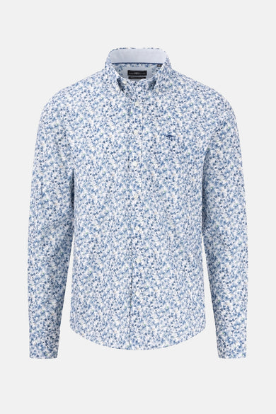 Blauwe blouse met lange mouwen van FYNCH-HATTON, bloemenprint op witte achtergrond, achterzijde.