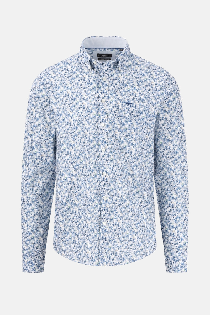 Blauwe blouse met lange mouwen van FYNCH-HATTON, bloemenprint op witte achtergrond, achterzijde.