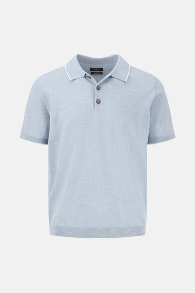 Polo à manches courtes bleu clair de FYNCH-HATTON avec bordure blanche au col et boutons marron.