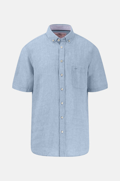 Chemise à manches courtes bleue en lin de FYNCH-HATTON avec une poche poitrine discrète.