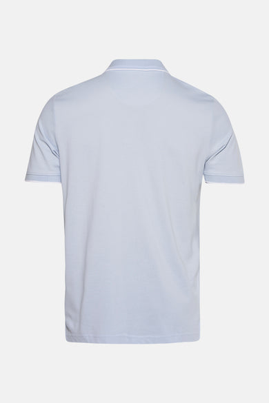 Polo bleu clair à manches courtes de FYNCH-HATTON, avec finitions blanches au col et aux manches.