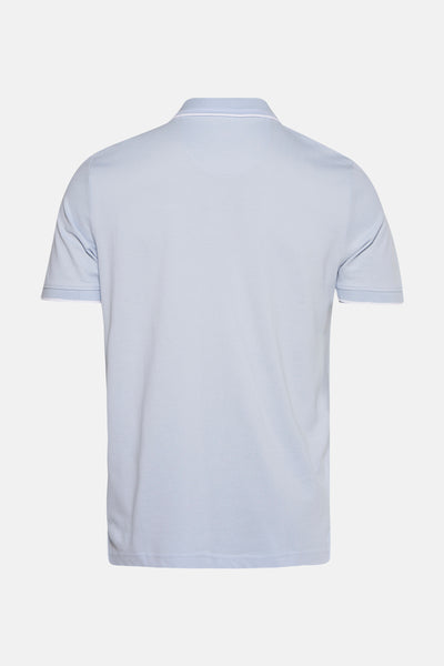 Polo bleu clair à manches courtes de FYNCH-HATTON, avec finitions blanches au col et aux manches.