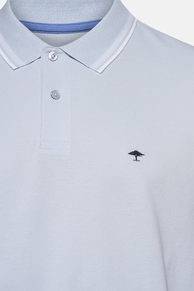Polo à manches courtes bleu clair de FYNCH-HATTON avec logo arbre brodé.