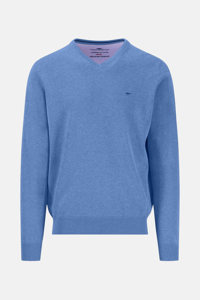 Pull bleu à col en V de FYNCH-HATTON, en maille fine et coupe classique.